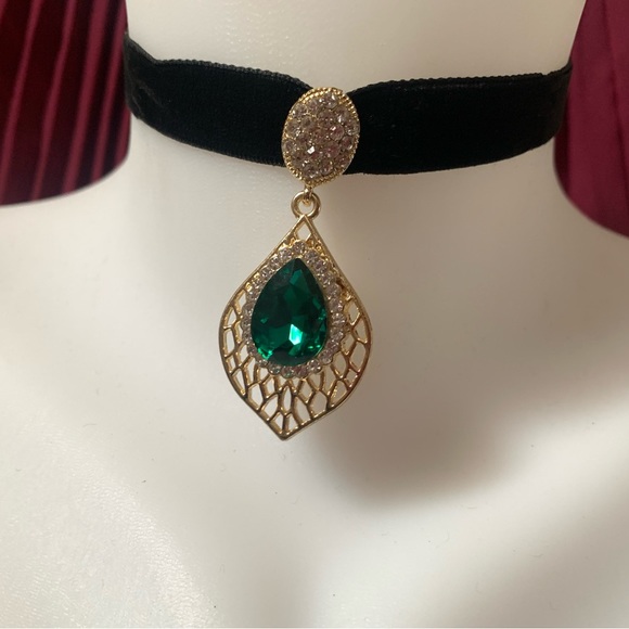 Black velveteen choker with pendant - Picture 2 of 2